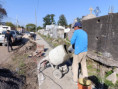 Construcción del muro perimetral sobre el sector este del cementerio local